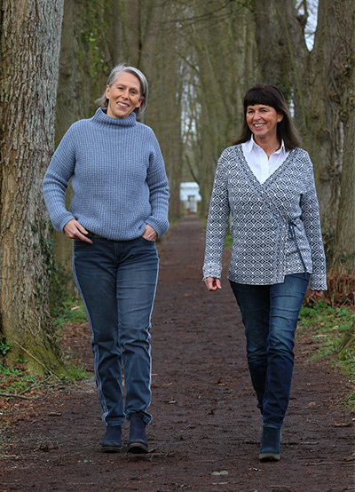 Friedgard von Pilsach & Iris Meyer-Regenbrecht spazieren im Wald